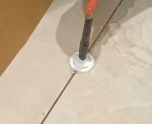 博望瓷砖空鼓维修公司专业解答瓷砖在铺贴过程中，如果没有涂抹均匀到位的粘结材料（如水泥砂浆或瓷砖胶），可能会导致以下问题
