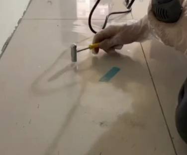 博望瓷砖开裂维修公司专业分享瓷砖在铺贴前如果没有沥干水分，将会导致以下问题